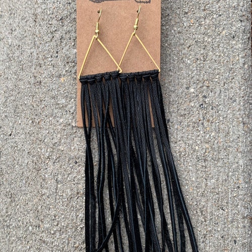 Svarta läderfransar med triangelörhängen i rå mässing. Läderörhängen, statement-örhängen, fransörhängen, boho örhängen, boho smycken.