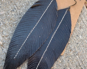 Klassische schwarze Leder Feder Ohrringe, handgemachte Leder Ohrringe, Boho Ohrringe, Lederschmuck, Boho Schmuck 3 Längen verfügbar