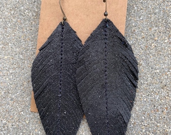 Kristall schwarz auf schwarz metallic Leder Feder Ohrringe, handgemachter Lederschmuck, Boho Schmuck, Lederschmuck, Statement Ohrringe