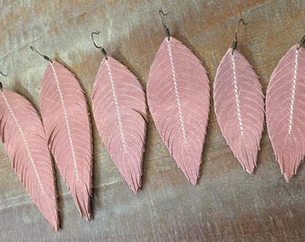 Boucles d'oreilles plumes en cuir rose poudré vieilli, boucles d'oreilles en cuir, boucles d'oreilles roses, boucles d'oreilles simples, boucles d'oreilles roses, légères