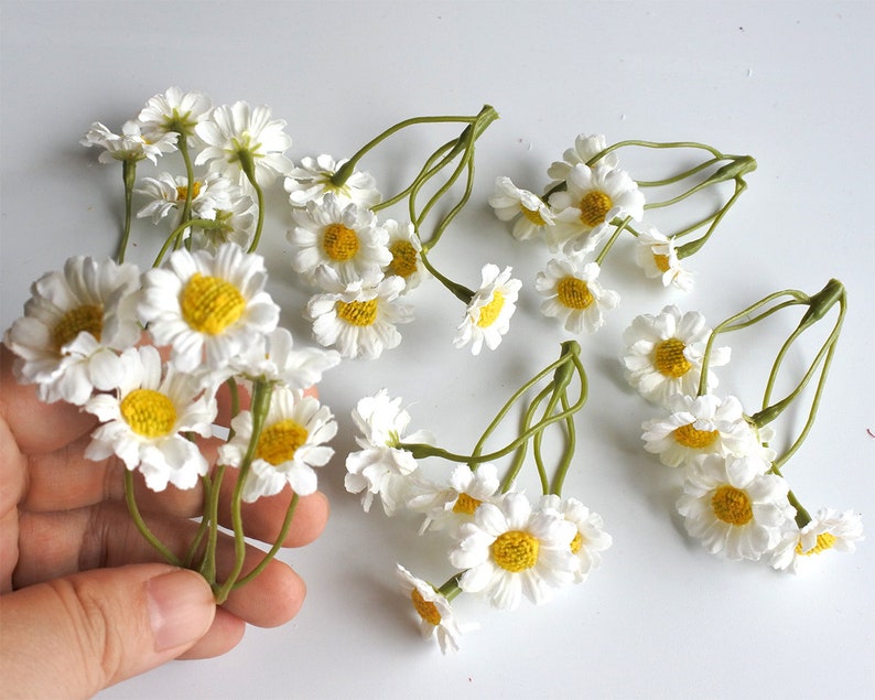 30 mini marguerites, 6 tiges Fleurs en soie avec tige, chapellerie, couronne de fleurs, accessoires pour cheveux, corsage, bricolage mariage mariée lf019 marguerite blanche image 1