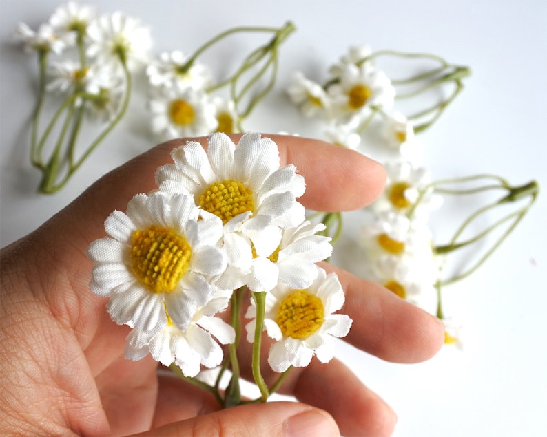 30 mini Gänseblümchen, 6 Stiele Seidenblumen mit Stiel, Haarschmuck, Blumenkranz, Haarschmuck, Corsage, DIY Hochzeit Braut lf019 white gänseblümchen Bild 2