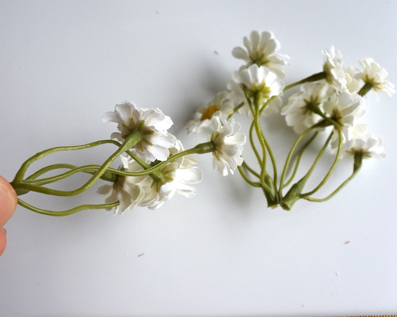 30 mini Gänseblümchen, 6 Stiele Seidenblumen mit Stiel, Haarschmuck, Blumenkranz, Haarschmuck, Corsage, DIY Hochzeit Braut lf019 white gänseblümchen Bild 8