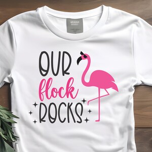 Flamingo SVG, Our Flock Rocks SVG, zomer-svg, gesneden bestand, zomer-svg, zomer-t-shirt-svg, zomer citaat-svg, zomer png, flamingo gesneden bestand