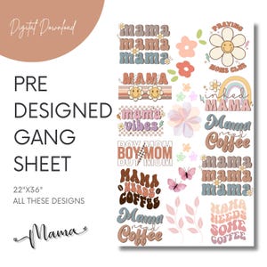 Może przedstawiać: Arkusz do pobrania cyfrowego z wzorami o tematyce macierzyństwa. Zawiera frazy takie jak "Mama", "Mama Needs Coffee" i "Mama Vibes", a także grafiki kwiatowe i motyle. Arkusz ma wymiary około 56 cm x 91 cm.