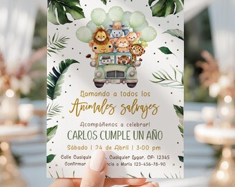 Puede incluir: Una invitación de fiesta con temática de safari. La invitación tiene un fondo blanco con follaje verde y una ilustración de dibujos animados de animales en un coche. El texto dice "Llamando a todos los Animales salvajes" y "CARLOS CUMPLE UN AÑO".