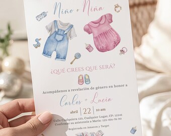 Puede incluir: Una invitación para baby shower con ilustraciones en acuarela de ropa y accesorios para bebés. La invitación incluye el texto "Niño o Niña" y "¿QUÉ CREES QUE SERÁ?" junto con los detalles del evento para Carlos y Lucia.