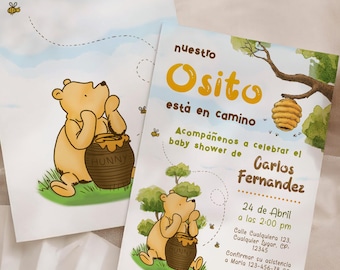 Puede incluir: Dos invitaciones rectangulares de papel con un oso amarillo y un tarro de miel marrón. El texto dice: nuestro Osito está en camino, Acompáñenos a celebrar el baby shower de Carlos Fernandez, 24 de Abril a las 2:00 pm.