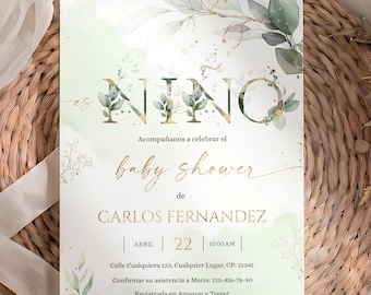 Puede incluir: Una tarjeta de invitación rectangular para baby shower con hojas verdes en acuarela y detalles dorados. El texto dice: es NINO, Acompáñanos a celebrar el baby shower de CARLOS FERNANDEZ, ABRIL 22 10:00AM, Calle Cualquiera 123, Cualquier Lugar, CP: 12345, Confirmar a Maria: 123-456-78-90, Registrada en Amazon y Target.