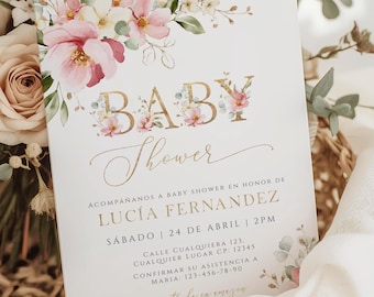 Puede incluir: Una tarjeta de invitación rectangular para baby shower con un diseño floral de acuarela que incluye flores rosas y blancas, hojas verdes y letras doradas que dicen BABY Shower, ACOMPAÑANOS A BABY SHOWER EN HONOR DE LUCÍA FERNANDEZ.