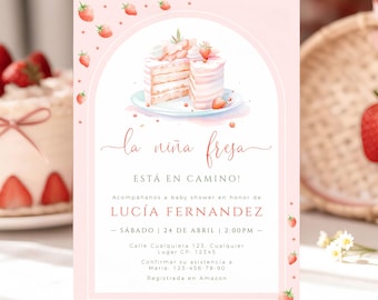 Puede incluir: Una invitación rosa para baby shower con temática de fresas. La invitación presenta una ilustración en acuarela de una porción de pastel y fresas. El texto incluye "la niña fresa" y detalles del evento.