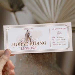 Peut inclure: Un bon cadeau pour des cours d'&eacute;quitation. Le design pr&eacute;sente une illustration &agrave; l'aquarelle d'un cheval, des accents floraux et le texte "Horse Riding Lessons". Le bon est rectangulaire avec un fond rose clair.