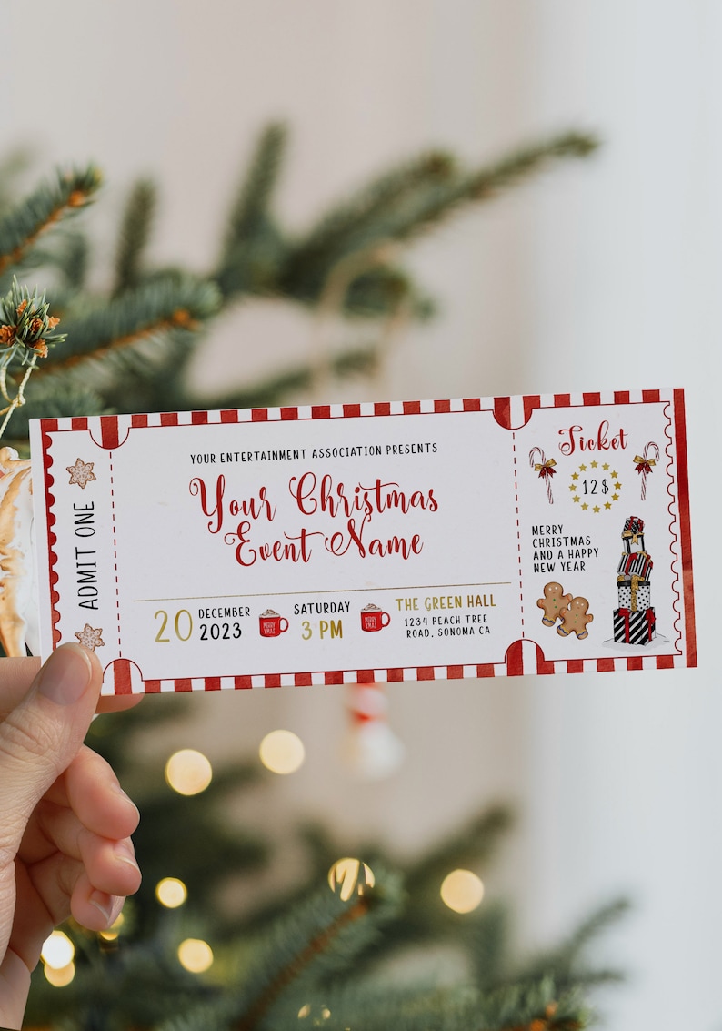Pu&ograve; includere: Un biglietto a strisce rosse e bianche con lettere dorate per un evento natalizio. Il biglietto dice "Your Christmas Event Name" e include la data, l'ora e la posizione. Il biglietto presenta anche un omino di pan di zenzero, bastoncini di zucchero e una pila di regali.