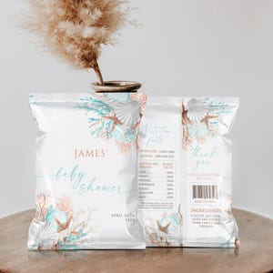 Puede incluir: Bolsas de regalo blancas con un diseño de conchas marinas azules y naranjas. La parte delantera de la bolsa dice "Baby shower de James" y la parte trasera dice "Gracias por celebrar conmigo". La bolsa también incluye la fecha "24 de abril de 202X".