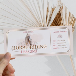 Peut inclure: Un bon cadeau pour des cours d'&eacute;quitation. Le design pr&eacute;sente une illustration &agrave; l'aquarelle d'un cheval avec des accents floraux. Le texte indique "Cours d'&eacute;quitation" et comprend des champs pour le destinataire et la date.