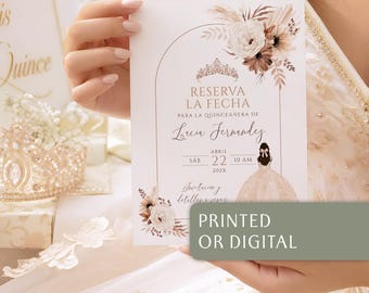 Pode incluir: Um cartão de convite retangular branco com uma moldura dourada em arco, ilustrações florais em bege e castanho, um gráfico de tiara e o texto RESERVA LA FECHA PARA LA QUINCEANERA DE Lucia Fernandez SAB 22 ABRIL 10 AM 202X. Inclui uma caixa verde.