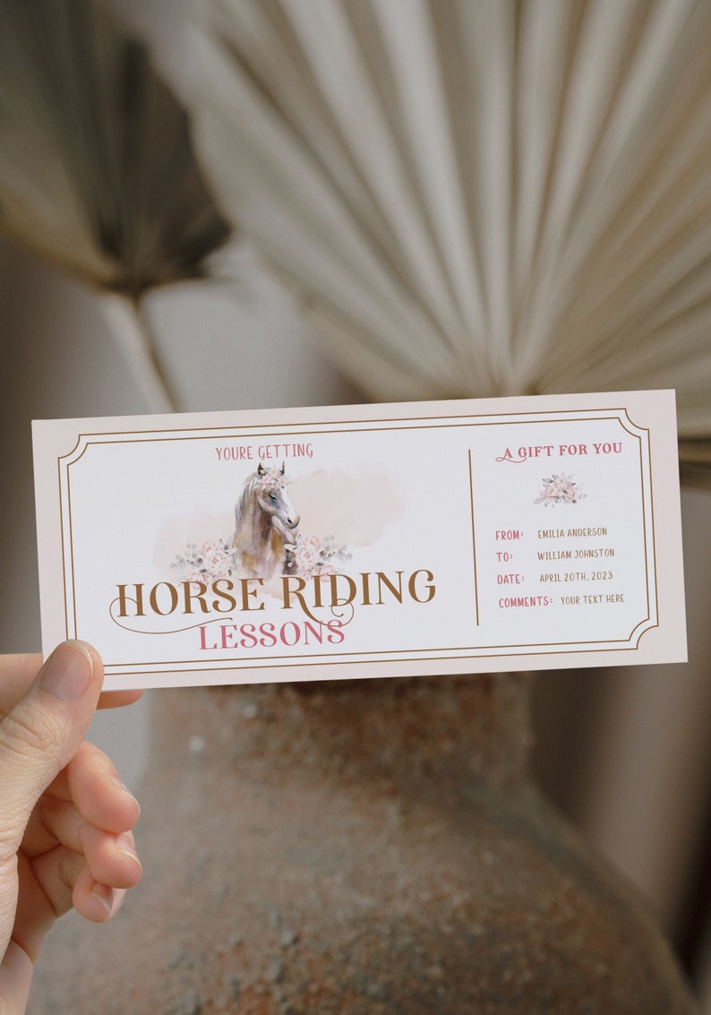 Peut inclure: Un bon cadeau pour des cours d'&eacute;quitation. Le design pr&eacute;sente une illustration &agrave; l'aquarelle d'un cheval, des accents floraux et le texte "Horse Riding Lessons". Le bon est rectangulaire avec un fond rose clair.