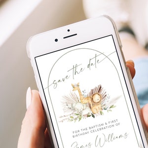 Pode incluir: Cartão de guardar a data com uma ilustração em aquarela de uma girafa, um leão e um elefante em um arco verde e marrom. O texto diz "Save the date" e "Para o batismo e a primeira celebração de aniversário de James Williams, sábado, 22 de abril de 202X às 10:00 AM. Convite formal e detalhes a seguir."