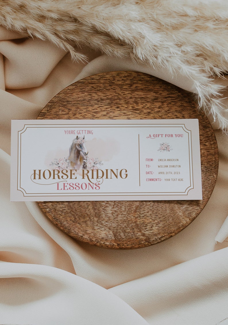 Peut inclure: Un bon cadeau pour des cours d'&eacute;quitation. Le design pr&eacute;sente une illustration &agrave; l'aquarelle d'un cheval et des motifs floraux. Le texte comprend "You're Getting", "Horse Riding Lessons", et "A Gift For You". Des champs pour le destinataire et la date sont &eacute;galement pr&eacute;sents.