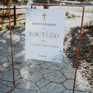 Blue floral spanish baptism welcome poster printable, modern blue flowers and gold bautizo welcome sign, cartel bienvenida bautizo niño - C1