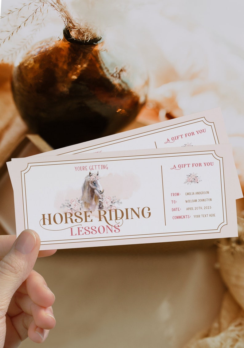 Peut inclure: Deux bons cadeaux roses pour des cours d'&eacute;quitation. Les bons pr&eacute;sentent un motif floral et une image &agrave; l'aquarelle d'un cheval. Le texte comprend "Horse Riding Lessons" et "A Gift For You".
