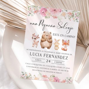 Una pequeña salvaje está en camino invitación printable, woodland spanish baby shower invite, animales del bosque baby shower invite - C770