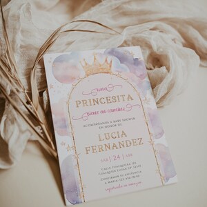 Princesita corona dorada baby shower invite girl spanish editable, bohemian baby shower invitación nubes moradas para niña en español - C484