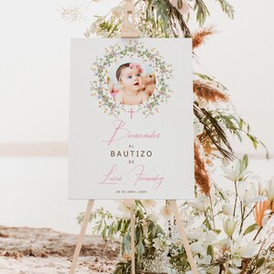 Minimalist floral wreath with a photo baptism welcome sign for girl in spanish, cartel de bienvenida bautizo niña en español editable - C519