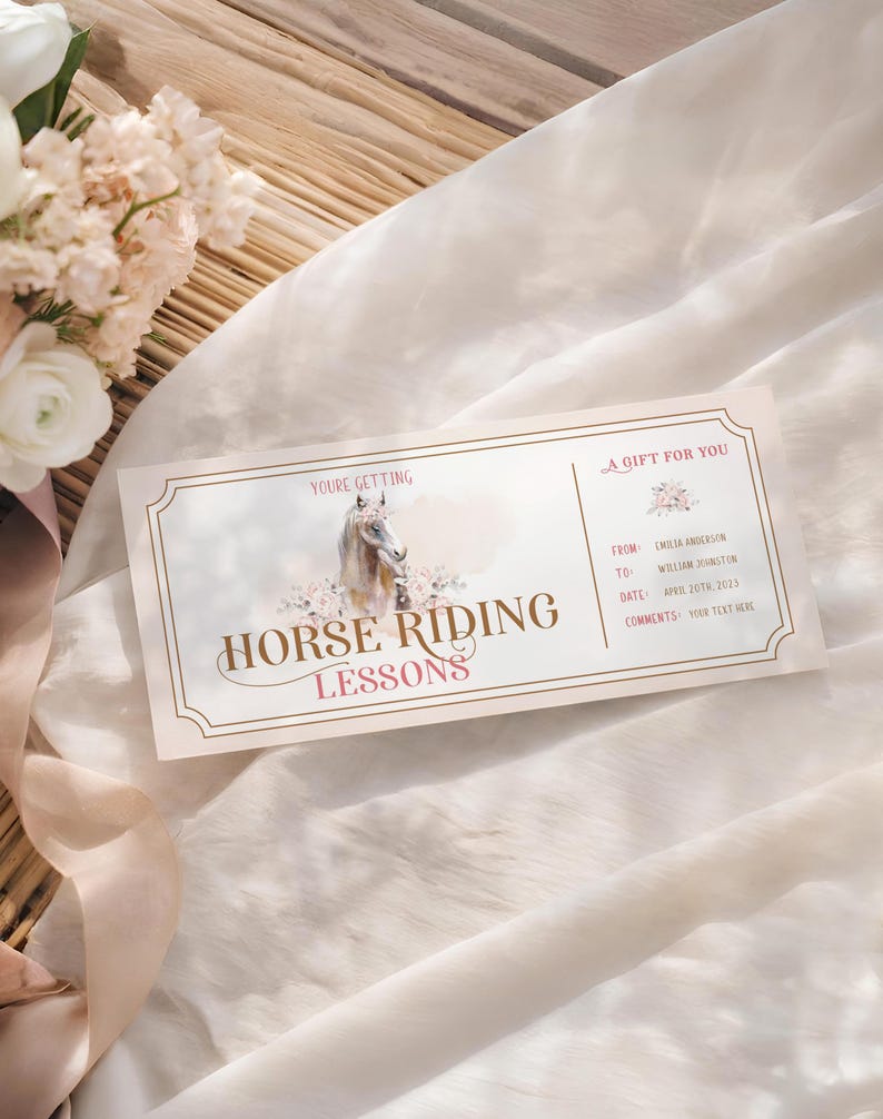 Peut inclure: Un bon cadeau pour des cours d'&eacute;quitation. La carte pr&eacute;sente une image &agrave; l'aquarelle d'un cheval et des d&eacute;tails floraux. Le texte sur la carte indique "You're getting Horse Riding Lessons" et "A Gift For You". La date est le 20 avril 2023.