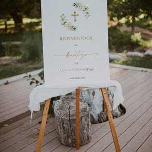 Cartel bienvenida bautizo niña, white floral spanish bautizo welcome sign printable, minimalistic green and gold bautizo welcome sign - C192