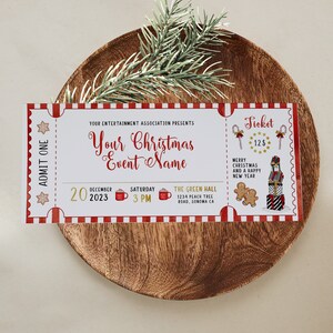 Pu&ograve; includere: Un biglietto a strisce rosse e bianche per un evento natalizio chiamato "Your Christmas Event Name". Il biglietto &egrave; per dicembre 2023 alle 15:00 presso The Green Hall, 1234 Peach Tree Road, Sonoma CA. Il biglietto costa 12 &euro; e presenta un uomo di pan di zenzero e una pila di regali.