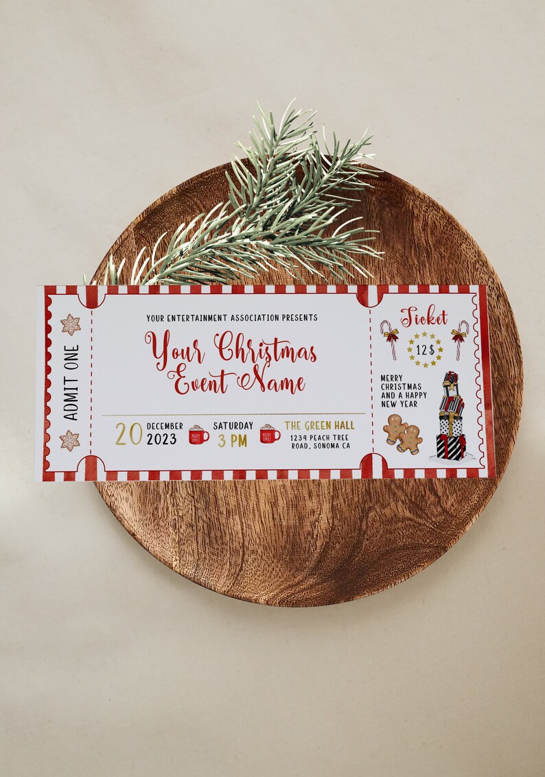 Pu&ograve; includere: Un biglietto a strisce rosse e bianche per un evento natalizio chiamato "Your Christmas Event Name". Il biglietto &egrave; per dicembre 2023 alle 15:00 presso The Green Hall, 1234 Peach Tree Road, Sonoma CA. Il biglietto costa 12 &euro; e presenta un uomo di pan di zenzero e una pila di regali.