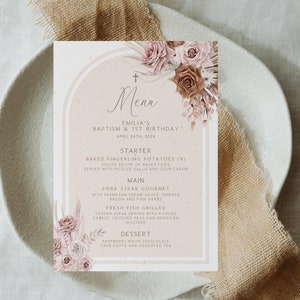Könnte beinhalten: Eine Speisekarte mit einem floralen Design in Rosa- und Brauntönen. Der Text lautet "Menu", "Emilias Taufe & 1. Geburtstag", "24. April 202X", "Vorspeise", "Gebackene Fingerkartoffeln (V)", "Hausrezept für gebackene Pommes", "Serviert mit Pico de Gallo und Sauerrahm", "Hauptgericht", "Gourmet-Schweinefleischsteak", "Mit Parmesan-Sahnesauce, geräuchertem Speck und feinen Kräutern", "Frisch gegrillter Fisch", "Zartes Steak, serviert mit eingelegten Karotten, zerdrückten Erbsen und amerikanischem Senf", "Dessert", "Himbeer-Weißschokoladenkuchen, Kaffee und verschiedene Tees."