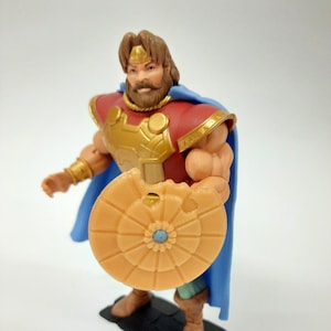 Scudo da battaglia reale (con effetto &quot;danno&quot;) per Re Randor (figura non inclusa) / Masters of the Universe / MOTU / He-Man / Origins