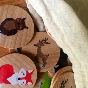 Jeu de mémoire en bois animaux de la forêt inspiré des jouets éducatifs Montessori pour enfants, parfaits pour l'enseignement à domicile et l'éducation Waldorf.
