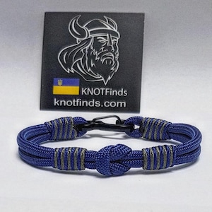 Pulsera náutica de paracord azul marino con mosquetón. Accesorio para excursiones en barco. Regalo marinero.
