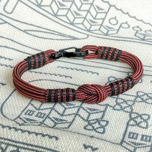 Stylish paracord bracelet / Celtic knot / Scandinavian jewelry / Wristband / skydive paracord shackle