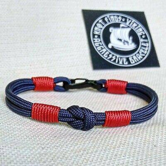 Bracelet pour homme en cordagge rouge et bleu et mousqueton