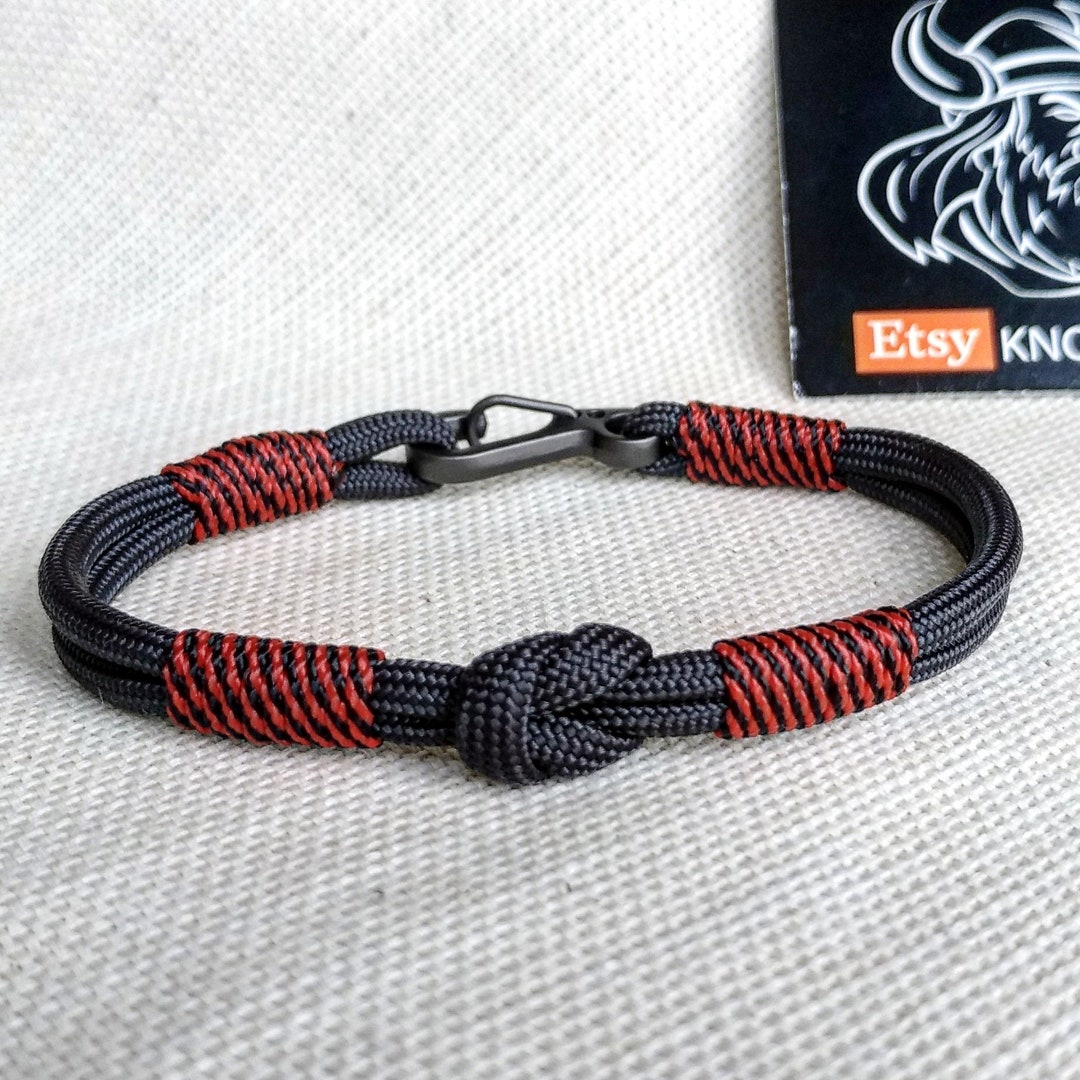 Handmade Paracord Bracelet Made of Celtic Knots, Carbine and Paracord