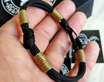 Thin Nordic paracord bangle with a carabiner.  Made of parachute cord and celtic knots.