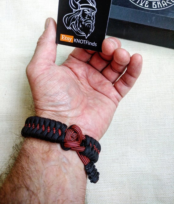 There's more to paracord bracelets than good looks