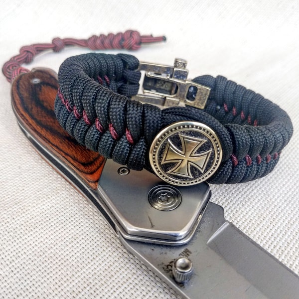 Bracelet en paracorde « TEMPLAR CROSS ». Le bracelet brutal original fait de nœuds et de perles celtiques.  Style scandinave.