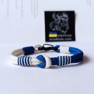 Israel Solidaritäts Armband. Israel-Flagge. Dünnes Paracord Armband mit einem Karabiner. Königsblauer und weißer Armreif. Hergestellt aus Kordel und keltischen Knoten.