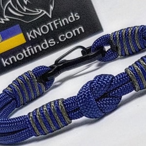 Thin Viking paracord bracelet with a carbine.  Made of parachute cord and celtic knots.  Accessory for boat trips. Gift for yours friends.