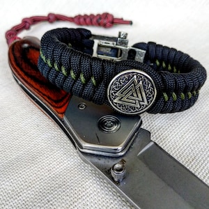 Nordic paracord bangle &quot;VALKNUT&quot;. The original brutal bracelet made of Celtic knots and beads. Viking style.