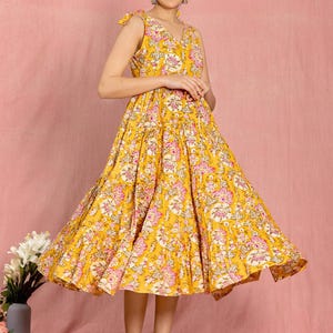 Sukienka z bawełny w kwiaty, sukienka na ramiączkach do kolan, rozkloszowana krótka sukienka damska, żółta sukienka z kokardkami, sukienka z nadrukiem Resort Wear