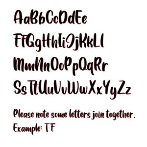 Op de afbeelding: Een zwart-wit alfabetlettertype in een handschrift-stijl. De letters worden in hoofdletters en kleine letters weergegeven. De tekst onder het alfabet zegt "Let op: sommige letters worden aan elkaar verbonden. Voorbeeld: TF".