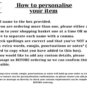 Op de afbeelding: Zwarte en witte tekst op een witte achtergrond met instructies over het personaliseren van een item. De tekst bevat de woorden "The Gift Biz" en "Hoe je je item personaliseert".