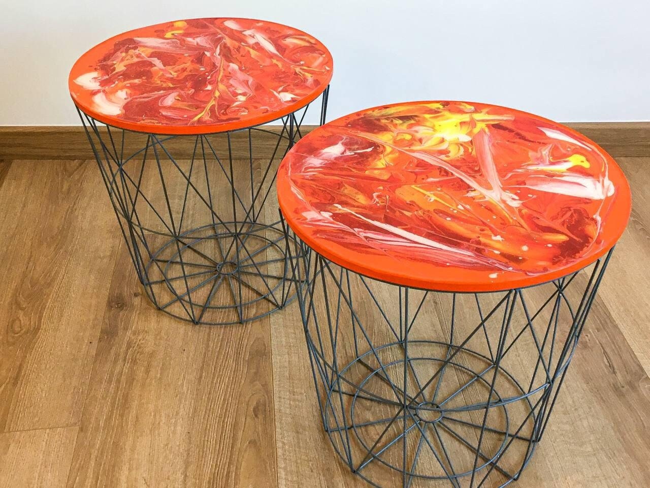Deux Tables Basses Rondes en Résine Époxy Rouge et Orange Pour Décoration d'intérieur