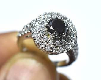 Anillo de diamante negro de talla redonda de 1,50 quilates con brillo y destellos blancos.